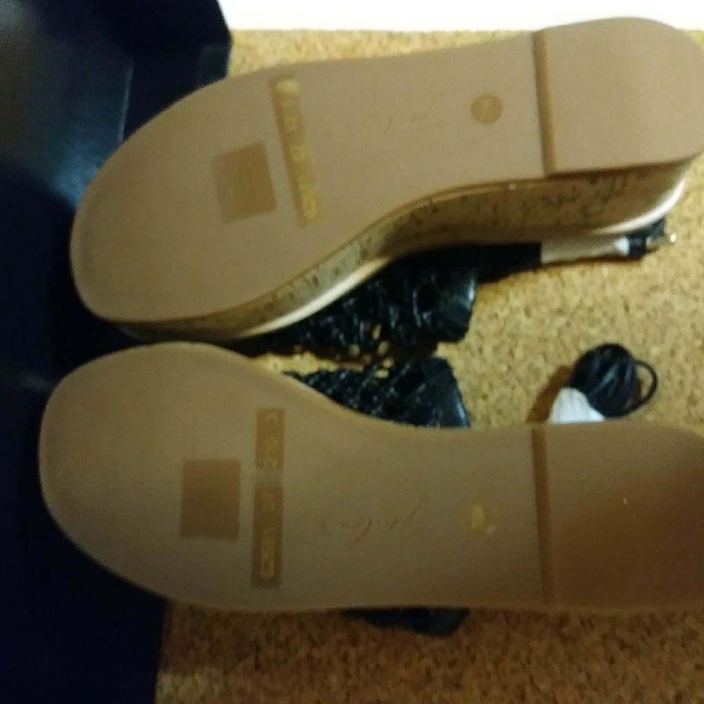 Vince Camuto wedged. Brand new NEVER WORN - Picture 3 of 3
